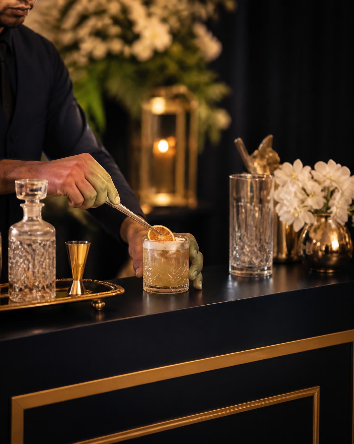 Bartender preparando coquetel em bar elegante com detalhes dourados